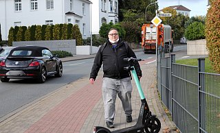 Bei Tag kann Arne Marlon Hoffmeister Hindernisse wie den auf diesem gestellten Foto falsch auf dem Gehweg abgestellten Elektro-Roller meist erkennen, bei Dämmerung wird es gefährlicher. - Frank-Michael Kiel-Steinkamp Bei Tag kann Arne Marlon Hoffmeister Hindernisse wie den auf diesem gestellten Foto falsch auf dem Gehweg abgestellten Elektro-Roller meist erkennen, bei Dämmerung wird es gefährlicher. - Frank-Michael Kiel-Steinkamp