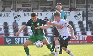 In einem geheimen Testspiel bezwingen die Fußballer des Drittligisten SC Verl den Regionalligisten FC Gütersloh. In diesem Duell kämpfen Güterslohs Aleksandar Kandic (l.) und Verls Dennis Waidner um den Ball. - Jens Dünhölter In einem geheimen Testspiel bezwingen die Fußballer des Drittligisten SC Verl den Regionalligisten FC Gütersloh. In diesem Duell kämpfen Güterslohs Aleksandar Kandic (l.) und Verls Dennis Waidner um den Ball. - Jens Dünhölter