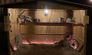 In der Adventszeit steht auf dem Kirchplatz eine Krippe, die sich jede Woche ein Stück weiter entwickeln und füllen wird. - Pfarrgemeinde/Henneke In der Adventszeit steht auf dem Kirchplatz eine Krippe, die sich jede Woche ein Stück weiter entwickeln und füllen wird. - Pfarrgemeinde/Henneke