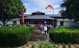 Abgeschirmt: Ungestört konnte die AfD in der Warburger Stadthalle ihren Landesparteitag abhalten. Für die AfD im Kreis Höxter hat sich die Stadthalle als Veranstaltungort bewährt. - Hermann Ludwig Abgeschirmt: Ungestört konnte die AfD in der Warburger Stadthalle ihren Landesparteitag abhalten. Für die AfD im Kreis Höxter hat sich die Stadthalle als Veranstaltungort bewährt. - Hermann Ludwig