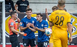 Schiedsrichter Tom Bauer zeigt Arminia-Profi Christopher Lannert (3.v.l.) im Spiel gegen Dynamo Dresden die Rote Karte. - Sarah Jonek Schiedsrichter Tom Bauer zeigt Arminia-Profi Christopher Lannert (3.v.l.) im Spiel gegen Dynamo Dresden die Rote Karte. - Sarah Jonek