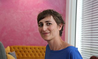 Ulrike Almut Sandig geht mit ihrer Lyrik über die Sprache hinaus und füttert sie mit Bildern und Tönen. - Maria Frickenstein Ulrike Almut Sandig geht mit ihrer Lyrik über die Sprache hinaus und füttert sie mit Bildern und Tönen. - Maria Frickenstein