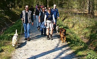 Ulrich Vogel führt Wanderer mit ihren Hunden vor allem durch den Teutoburger Wald und das Wiehengebirge. - FOTO: NATOURS Ulrich Vogel führt Wanderer mit ihren Hunden vor allem durch den Teutoburger Wald und das Wiehengebirge. - FOTO: NATOURS
