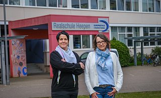 Beliebte Bielefelder Schule, begrenzte Kapazitäten: Stefanie Schrader, Leiterin der Realschule Heepen (l.), und Konrektorin Anne-Kathrin Bödding haben gute Gründe, warum sie keine zusätzliche Klasse einrichten können. - Andreas Zobe Beliebte Bielefelder Schule, begrenzte Kapazitäten: Stefanie Schrader, Leiterin der Realschule Heepen (l.), und Konrektorin Anne-Kathrin Bödding haben gute Gründe, warum sie keine zusätzliche Klasse einrichten können. - Andreas Zobe