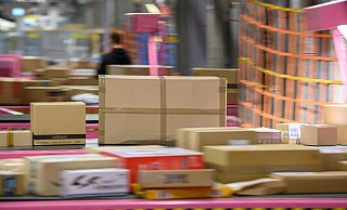 Transportband in einem DHL-Paketzentrum: In Paketen stecken manchmal auch für den Zoll Überraschungen. (Symbolbild) - Robert Michael/dpa-Zentralbild/dpa Transportband in einem DHL-Paketzentrum: In Paketen stecken manchmal auch für den Zoll Überraschungen. (Symbolbild) - Robert Michael/dpa-Zentralbild/dpa