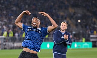 Jubel auf der Alm: Torschütze Jesaja Young von Arminia Bielefeld feiert einen weiteren Pokal-Erfolg auf heimischem Boden. - Teresa Kroeger Jubel auf der Alm: Torschütze Jesaja Young von Arminia Bielefeld feiert einen weiteren Pokal-Erfolg auf heimischem Boden. - Teresa Kroeger