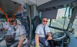 Jan Bziak ist Busfahrer bei Mobiel. Er wurde jetzt als "Lieblingsbusfahrer" ausgezeichnet. - Andreas Zobe Jan Bziak ist Busfahrer bei Mobiel. Er wurde jetzt als "Lieblingsbusfahrer" ausgezeichnet. - Andreas Zobe
