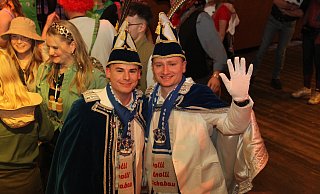 Phil Clenaghan (l.) und Felix Dedores sind das Prinzenpaar des Scharmeder Karnevalvereins. - Johannes Büttner Phil Clenaghan (l.) und Felix Dedores sind das Prinzenpaar des Scharmeder Karnevalvereins. - Johannes Büttner