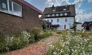 Das leerstehende Hotel-Restaurant Büscher in Bielefeld-Quelle verfällt seit Dezember 2023. Seit Kurzem ist fast das gesamte Areal eingezäunt. - Susanne Lahr Das leerstehende Hotel-Restaurant Büscher in Bielefeld-Quelle verfällt seit Dezember 2023. Seit Kurzem ist fast das gesamte Areal eingezäunt. - Susanne Lahr