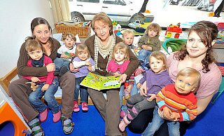 NW-Mitarbeiterin Karin Prignitz (Mitte) hat sich das Buch mit den Glitzersteinen ausgesucht, um es den Ein- bis Zweijährigen zu zeigen. V.l. Amelie-Sophie (2), Erzieherin Yvonne Kleinehagenbrock, Luca (2), Mia (2), Melissa (2), Ludwig (1), Julian (2), Talina (2), Erzieherin Nina Fattahov und Hanna (2). - FOTO: BESIM MAZHIQI NW-Mitarbeiterin Karin Prignitz (Mitte) hat sich das Buch mit den Glitzersteinen ausgesucht, um es den Ein- bis Zweijährigen zu zeigen. V.l. Amelie-Sophie (2), Erzieherin Yvonne Kleinehagenbrock, Luca (2), Mia (2), Melissa (2), Ludwig (1), Julian (2), Talina (2), Erzieherin Nina Fattahov und Hanna (2). - FOTO: BESIM MAZHIQI