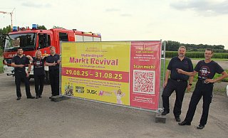 Die Organisatoren der Volmerdingsener Feuerwehr für die Revival-Party versprühen schon jetzt gute Laune und freuen sich auf viele Gäste: Collin Brinkmann (v. l.), Sabine Sieker, Björn Becker, Manuel Klette und Löschgruppenführer Marco Knollmann. - Andreas Jürgensmeyer Die Organisatoren der Volmerdingsener Feuerwehr für die Revival-Party versprühen schon jetzt gute Laune und freuen sich auf viele Gäste: Collin Brinkmann (v. l.), Sabine Sieker, Björn Becker, Manuel Klette und Löschgruppenführer Marco Knollmann. - Andreas Jürgensmeyer
