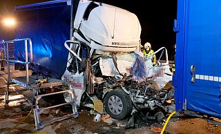 Mit schwersten Verletzungen wurde der Fahrer des Kleintransporters bei einem Auffahrunfall auf der A 33 in Höhe der Anschlussstelle Borchen-Etteln im Wrack eingeklemmt. - Ralph Meyer Mit schwersten Verletzungen wurde der Fahrer des Kleintransporters bei einem Auffahrunfall auf der A 33 in Höhe der Anschlussstelle Borchen-Etteln im Wrack eingeklemmt. - Ralph Meyer