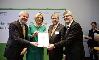 Bundeslandwirtschaftsministerin Julia Klöckner überreichte Landrat Friedhelm Spieker im Beisein des Hauptgeschäftsführers des Deutschen Landkreistages, Hans-Günter Henneke (l.) und des heimischen Bundestagsabgeordneten Christian Haase (r.) den Förderbescheid. - BMEL/Photothek/Gärtner Bundeslandwirtschaftsministerin Julia Klöckner überreichte Landrat Friedhelm Spieker im Beisein des Hauptgeschäftsführers des Deutschen Landkreistages, Hans-Günter Henneke (l.) und des heimischen Bundestagsabgeordneten Christian Haase (r.) den Förderbescheid. - BMEL/Photothek/Gärtner