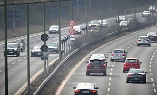 Fehlfunktion: Weil sich der Computer aufgehängt hatte, blitzte die Tempoanlage am 7. März auf dem Ostwestfalendamm fast alle Autofahrer. Wirklich zu schnell waren die wenigsten. - Andreas Frücht Fehlfunktion: Weil sich der Computer aufgehängt hatte, blitzte die Tempoanlage am 7. März auf dem Ostwestfalendamm fast alle Autofahrer. Wirklich zu schnell waren die wenigsten. - Andreas Frücht
