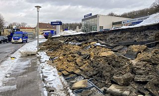 Die etwa drei Meter hohe Mauer, die den Autohausparkplatz oben abstützt, kippte auf einer Länge von 20 Metern in Richtung Gehweg. - Jens Reichenbach Die etwa drei Meter hohe Mauer, die den Autohausparkplatz oben abstützt, kippte auf einer Länge von 20 Metern in Richtung Gehweg. - Jens Reichenbach