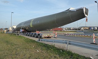 Der Rumpf der Super Constellation auf dem Tieflader eines Schwertransports am A-44-Rastplatz Hellweg Süd zwischen Steinhausen und Eringerfeld. - Dean Raineri/DLBS Der Rumpf der Super Constellation auf dem Tieflader eines Schwertransports am A-44-Rastplatz Hellweg Süd zwischen Steinhausen und Eringerfeld. - Dean Raineri/DLBS