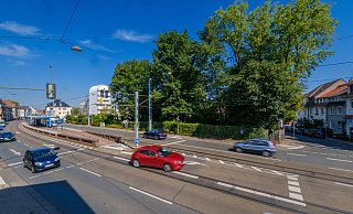 Das prägnante Grundstück liegt rechts von der jüdischen Synagoge (hinten inks im Bild) an der Detmolder Straße, Ecke Diesterwegstraße. Der ältere Baumbestand auf dem jetzigen Außengeländes der Kita müsste für das geplante große Neubau weichen. - Andreas Zobe Das prägnante Grundstück liegt rechts von der jüdischen Synagoge (hinten inks im Bild) an der Detmolder Straße, Ecke Diesterwegstraße. Der ältere Baumbestand auf dem jetzigen Außengeländes der Kita müsste für das geplante große Neubau weichen. - Andreas Zobe