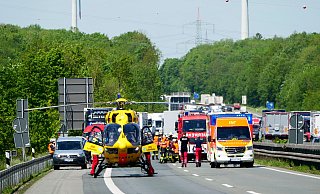 Der schwerstverletzte Fahrer aus dem Mercedes wurde in den Rettungshubschrauber Christoph Westfalen geladen. - Ralph Meyer Der schwerstverletzte Fahrer aus dem Mercedes wurde in den Rettungshubschrauber Christoph Westfalen geladen. - Ralph Meyer