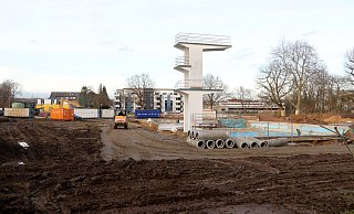 Die Abrissarbeiten im Freibad Bünde laufen. Noch stehen das alte Becken und der Sprungturm. - Niklas Krämer Die Abrissarbeiten im Freibad Bünde laufen. Noch stehen das alte Becken und der Sprungturm. - Niklas Krämer