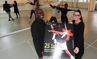 25 Jahre DansArt: Tchekpo Dan und Ulla Agbetou präsentieren ihr Jubiläumsplakat in einem ihrer Tanzstudios. - Wolfgang Rudolf 25 Jahre DansArt: Tchekpo Dan und Ulla Agbetou präsentieren ihr Jubiläumsplakat in einem ihrer Tanzstudios. - Wolfgang Rudolf