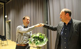 Auf coronasichere Weise gratulierte CDU-Gemeindeverbandsvorsitzender Sven Öpping dem neu gewählten Bürgermeister Michael Kasche (l.). - Jan-Henrik Gerdener Auf coronasichere Weise gratulierte CDU-Gemeindeverbandsvorsitzender Sven Öpping dem neu gewählten Bürgermeister Michael Kasche (l.). - Jan-Henrik Gerdener