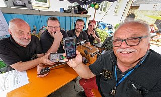 CB-Funker auf Libori unterwegs: Wilfried Schwabe (v. l.), Ludwig Wischer, Manuel Hark,Stefanie Wandt, und Xaver Lühnen zeigen, wie man mit Funkgerät oder App den Libori-Kanal findet. - Foto: Andreas Zobe/NW CB-Funker auf Libori unterwegs: Wilfried Schwabe (v. l.), Ludwig Wischer, Manuel Hark,Stefanie Wandt, und Xaver Lühnen zeigen, wie man mit Funkgerät oder App den Libori-Kanal findet. - Foto: Andreas Zobe/NW
