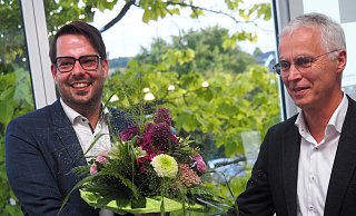 Amtsinhaber Josef Suermann (r.) gratuliert Nachfolger Kai Schöttler zur gewonnen Wahl. - Josef Köhne Amtsinhaber Josef Suermann (r.) gratuliert Nachfolger Kai Schöttler zur gewonnen Wahl. - Josef Köhne