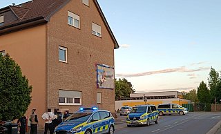Die Polizei ist am Donnerstag in Bünde im Einsatz - ein Anwohner berichtet von Schüssen und einem Verletzten. - Claus Frickemeier Die Polizei ist am Donnerstag in Bünde im Einsatz - ein Anwohner berichtet von Schüssen und einem Verletzten. - Claus Frickemeier