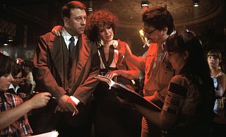 Dreharbeiten: Günter Lamprecht (li.) als Franz Biberkopf mit Elisabeth Trissenaar und Regisseur Rainer Werner Fassbinder in dessen TV-Filmepos von 1980. - Verwendung weltweit Dreharbeiten: Günter Lamprecht (li.) als Franz Biberkopf mit Elisabeth Trissenaar und Regisseur Rainer Werner Fassbinder in dessen TV-Filmepos von 1980. - Verwendung weltweit