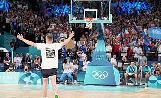 Störte den Ablauf: Ein Mann in der Basketball-Arena. - Marcus Brandt/dpa Störte den Ablauf: Ein Mann in der Basketball-Arena. - Marcus Brandt/dpa