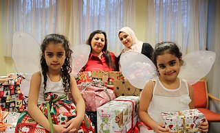 Marie und ihre Schwester Rita (v. l.) zeigen gemeinsam mit Salwa Al-Mahmod und Marah Halimeh die vielen schönen Geschenke, die Herforderinnen und Herforder gepackt haben. - Susanne Blersch Marie und ihre Schwester Rita (v. l.) zeigen gemeinsam mit Salwa Al-Mahmod und Marah Halimeh die vielen schönen Geschenke, die Herforderinnen und Herforder gepackt haben. - Susanne Blersch