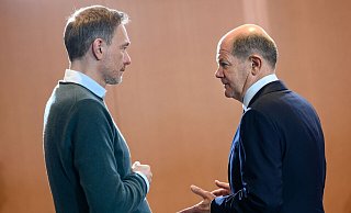 Christian Lindner (l.) und Olaf Scholz zu Beginn einer Kabinettssitzung im Bundeskanzleramt. - Bernd von Jutrczenka/dpa Christian Lindner (l.) und Olaf Scholz zu Beginn einer Kabinettssitzung im Bundeskanzleramt. - Bernd von Jutrczenka/dpa