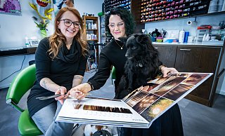 Ziehen vom Bielefelder Boulevard nach Dornberg um: "Drumhairum"-Inhaberin Melanie Knufinke (v. l.), Mitarbeiterin Vicky Weise und Salon-Hund Jack. - Sarah Jonek Ziehen vom Bielefelder Boulevard nach Dornberg um: "Drumhairum"-Inhaberin Melanie Knufinke (v. l.), Mitarbeiterin Vicky Weise und Salon-Hund Jack. - Sarah Jonek