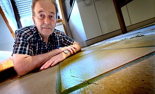 Schwere Schäden: Durch die heftigen Erschütterungen der Abrissarbeiten sind im Haus von Harald Behr einige Risse, wie hier im Fliesenboden der Küche, entstanden. - Andreas Frücht Schwere Schäden: Durch die heftigen Erschütterungen der Abrissarbeiten sind im Haus von Harald Behr einige Risse, wie hier im Fliesenboden der Küche, entstanden. - Andreas Frücht