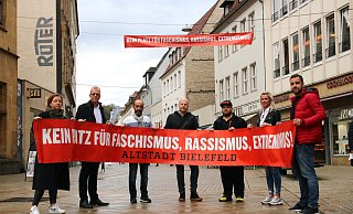 Mit Bannern und Plakaten positionieren sich die Kaufleute der Altstadt gegen die Neonazi-Demo am 09. November. - Stefan Becker Mit Bannern und Plakaten positionieren sich die Kaufleute der Altstadt gegen die Neonazi-Demo am 09. November. - Stefan Becker