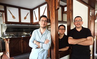 Bedienen künftig Gäste in Marienfeld: Athanasios Bougas (v. l.), Athanasia Arvanitou und Dimitrios „Dimi" Bougas freuen sich auf einen Neuanfang. - Gabriele Grund Bedienen künftig Gäste in Marienfeld: Athanasios Bougas (v. l.), Athanasia Arvanitou und Dimitrios „Dimi" Bougas freuen sich auf einen Neuanfang. - Gabriele Grund