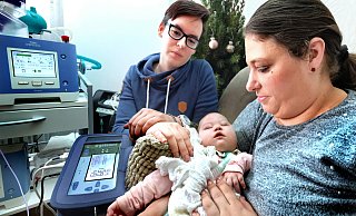 Nicole Wever ist überglücklich, ihre kleine Tochter endlich zu Hause im Arm halten zu können. Die Paderborner Krankenpflegerin Daniela Klapper ist immer an ihrer Seite und im Notfall sofort zur Stelle. - Andreas Frücht Nicole Wever ist überglücklich, ihre kleine Tochter endlich zu Hause im Arm halten zu können. Die Paderborner Krankenpflegerin Daniela Klapper ist immer an ihrer Seite und im Notfall sofort zur Stelle. - Andreas Frücht