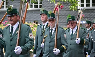Bambinis, Jungschützenprinz und Majestäten: In Neuenheerse feierten gleich mehrere Generationen ein fröhliches Schützenfest. Höhepunkt war der große Festumzug am Sonntagnachmittag. - Silke Riethmüller Bambinis, Jungschützenprinz und Majestäten: In Neuenheerse feierten gleich mehrere Generationen ein fröhliches Schützenfest. Höhepunkt war der große Festumzug am Sonntagnachmittag. - Silke Riethmüller