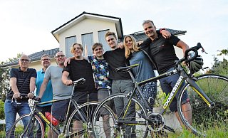 Angekommen: Dirk Niermann (v.l.), Prokurist der Firma Hebie und Ulrich Fillies, Vorsitzender des Beirats der Aktion Fahrrad, heißen Nico Hopsch-Schulz, Jorris Kahl, Richard Schulze, Aaron Weißgerber, Sophie H. und Johannes Kowalewsky in der Bergstadt willkommen. - Karin Prignitz Angekommen: Dirk Niermann (v.l.), Prokurist der Firma Hebie und Ulrich Fillies, Vorsitzender des Beirats der Aktion Fahrrad, heißen Nico Hopsch-Schulz, Jorris Kahl, Richard Schulze, Aaron Weißgerber, Sophie H. und Johannes Kowalewsky in der Bergstadt willkommen. - Karin Prignitz