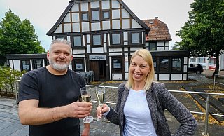Ramona Schmidt und Antonio Ferlaino stoßen mit einem Gläschen Sekt auf ihr neues Restaurant an. - Andreas Zobe/NW Ramona Schmidt und Antonio Ferlaino stoßen mit einem Gläschen Sekt auf ihr neues Restaurant an. - Andreas Zobe/NW