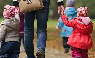 Beim Kreis Herford ist aktuell die Stelle einer Ersatz-Tagesmutter vakant. Was bedeutet das für die Eltern, die auf eine verlässliche Kinderbetreuung angewiesen sind? - picture alliance / Sebastian Kah Beim Kreis Herford ist aktuell die Stelle einer Ersatz-Tagesmutter vakant. Was bedeutet das für die Eltern, die auf eine verlässliche Kinderbetreuung angewiesen sind? - picture alliance / Sebastian Kah