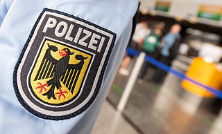 Nachdem mehrere Ermittlungsverfahren gegen ihn eingeleitet wurden, will ein Mann die Wache der Bundespolizei in Paderborn nicht verlassen. - dpa Nachdem mehrere Ermittlungsverfahren gegen ihn eingeleitet wurden, will ein Mann die Wache der Bundespolizei in Paderborn nicht verlassen. - dpa