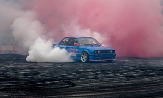 Auch sollen die Wagen Burnouts durchgeführt haben. - Symbolbild: Pixabay Auch sollen die Wagen Burnouts durchgeführt haben. - Symbolbild: Pixabay