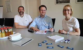 Unter anderem Manuel Wüllner (stellvertretender Personalratsvorsitzender der KKHB, v. l.), Tobias Bach (Leiter der Schulen für Pflegeberufe Herford/Lippe) und Martina Waldeyer (Pflegdirektorin der KKHB) führen die Bewerbungsgespräche beim "Azubi-Speed-Dating". - Shannon-Lee Bendig Unter anderem Manuel Wüllner (stellvertretender Personalratsvorsitzender der KKHB, v. l.), Tobias Bach (Leiter der Schulen für Pflegeberufe Herford/Lippe) und Martina Waldeyer (Pflegdirektorin der KKHB) führen die Bewerbungsgespräche beim "Azubi-Speed-Dating". - Shannon-Lee Bendig