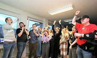 In der Linken-Parteizentrale in Paderborn recken die Besucher der Wahlparty nach der Prognose die Arme in die Höhe. - Rajkumar Mukherjee In der Linken-Parteizentrale in Paderborn recken die Besucher der Wahlparty nach der Prognose die Arme in die Höhe. - Rajkumar Mukherjee