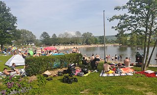 Volles Haus am Godelheimer See – vor allem Familien nutzten den Sonnentag auf Grünflächen und Wasser. - Simone Flörke Volles Haus am Godelheimer See – vor allem Familien nutzten den Sonnentag auf Grünflächen und Wasser. - Simone Flörke