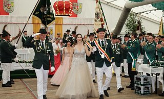Bei den Krönungsfeierlichkeiten im Festzelt begleitet Brudermeister Christian Knies (v.l.) das Königspaar Alica und Henrik Rolf zum Ehrentanz. - Regina Brucksch Bei den Krönungsfeierlichkeiten im Festzelt begleitet Brudermeister Christian Knies (v.l.) das Königspaar Alica und Henrik Rolf zum Ehrentanz. - Regina Brucksch