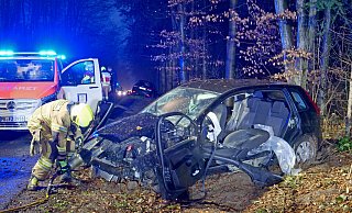 Der schwer verletzte Fahrer des Ford Fiesta wird von der Feuerwehr Paderborn aus dem Wrack gerettet. - Ralph Meyer Der schwer verletzte Fahrer des Ford Fiesta wird von der Feuerwehr Paderborn aus dem Wrack gerettet. - Ralph Meyer