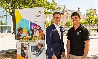 Vor dem Reichstag: Bundestagsabgeordneter Carsten Linnemann (l.) drückt Simon Pankratz die Daumen. - ©2019 Frank Erpinar Vor dem Reichstag: Bundestagsabgeordneter Carsten Linnemann (l.) drückt Simon Pankratz die Daumen. - ©2019 Frank Erpinar
