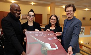 Präsentieren das Plakat 2020: Die künstlerischen Leiter des Tanzfestivals, Tchekpo Dan und Ulla Agbetou, Kulturamtsleiterin Brigitte Brand und Projektleiter Ulrich Laustroer (v.l.). - Wolfgang Rudolf Präsentieren das Plakat 2020: Die künstlerischen Leiter des Tanzfestivals, Tchekpo Dan und Ulla Agbetou, Kulturamtsleiterin Brigitte Brand und Projektleiter Ulrich Laustroer (v.l.). - Wolfgang Rudolf